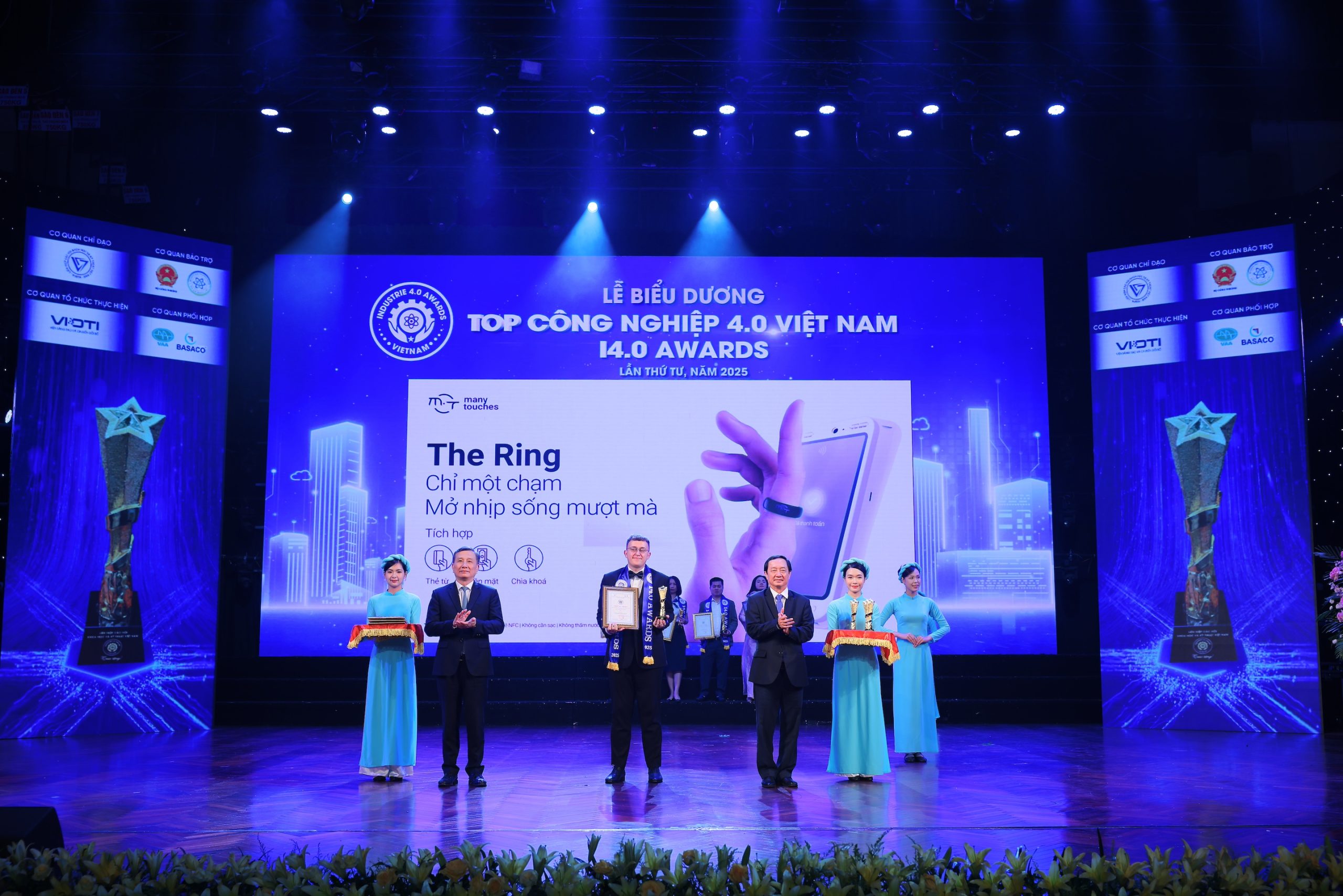 GBA 1 Many Touches attended the ceremony at the 2025 Top Vietnam Industry 4.0 Awards in Hanoi