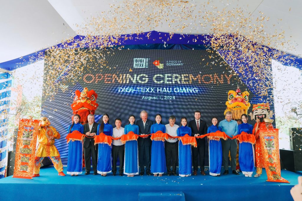 Distinguished guests performed the ribbon-cutting ceremony to officially open the DIGI-TEXX branch in Hau Giang province